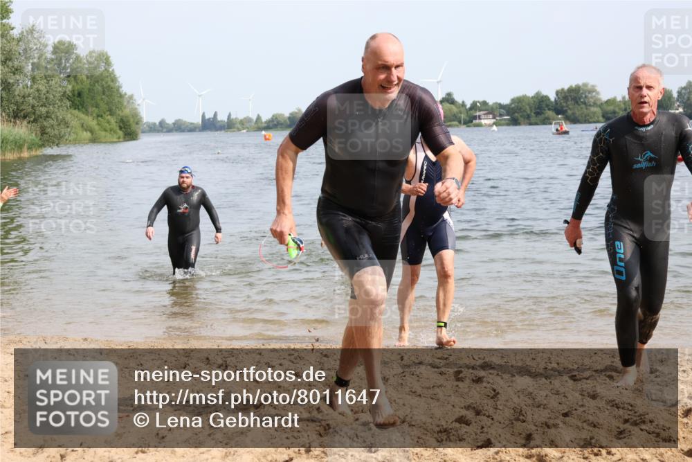15.06.2025 - 27. Vierlanden-Triathlon Lena Gebhardt http://msf.ph/oto/8011647 15.06.2025 10:08:32 Schwimmen 380, 387, 437, 454, 469 meine-sportfotos.de