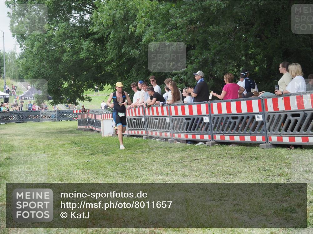 21.06.2025 - 27. Vierlanden-Triathlon KatJ http://msf.ph/oto/8011657 15.06.2025 13:06:47 Ziel 654 meine-sportfotos.de
