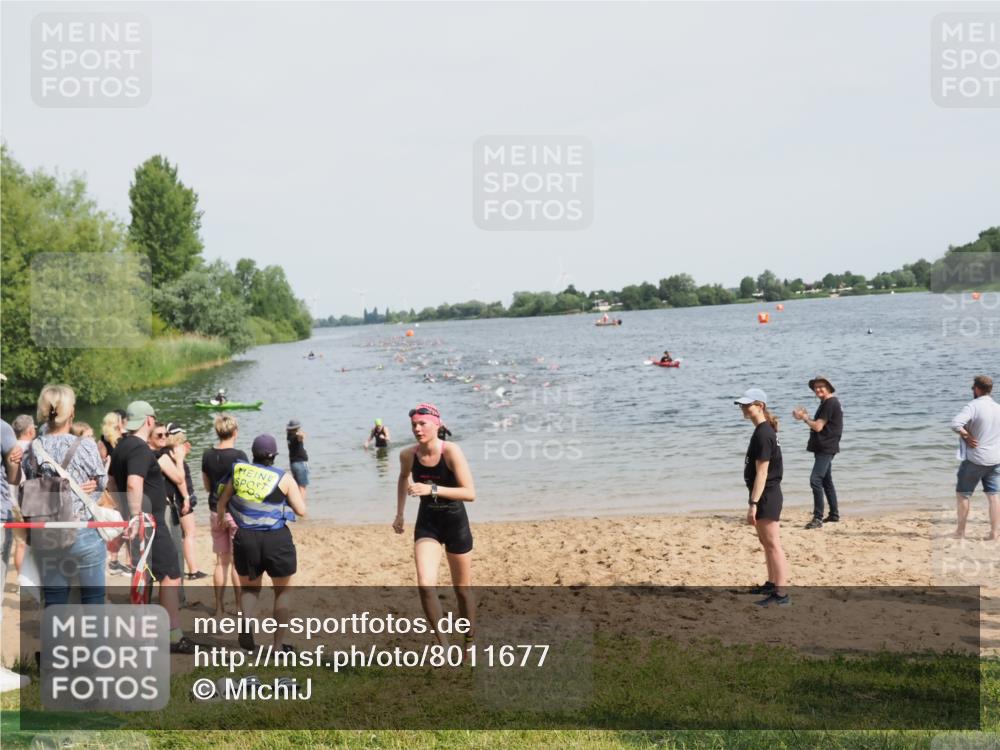 21.06.2025 - 27. Vierlanden-Triathlon MichiJ http://msf.ph/oto/8011677 15.06.2026 10:14:12 Schwimmen 475, 632 meine-sportfotos.de
