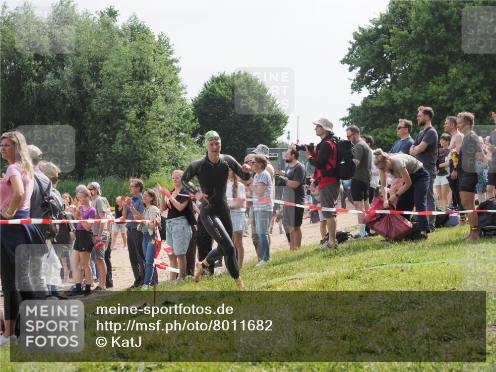 15.06.2025 - 27. Vierlanden-Triathlon KatJ http://msf.ph/oto/8011682 15.06.2025 10:13:45 Schwimmen 513, 545, 585, 622 meine-sportfotos.de