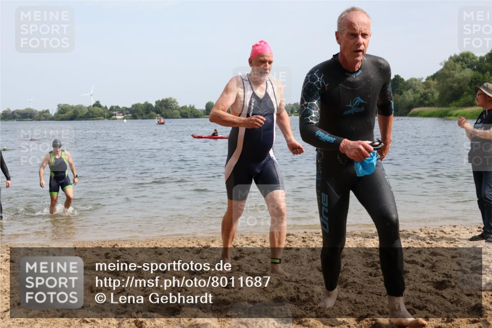 15.06.2025 - 27. Vierlanden-Triathlon Lena Gebhardt http://msf.ph/oto/8011687 15.06.2025 10:08:35 Schwimmen 380, 387, 437, 454, 469 meine-sportfotos.de