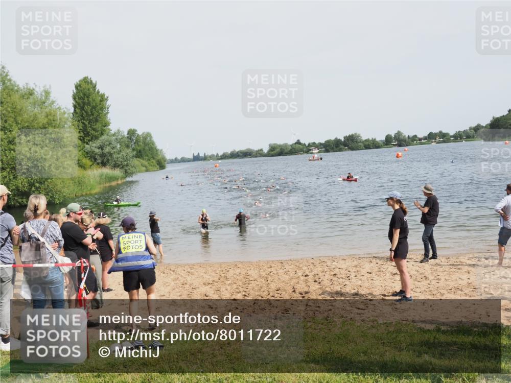 21.06.2025 - 27. Vierlanden-Triathlon MichiJ http://msf.ph/oto/8011722 15.06.2026 10:14:15 Schwimmen 482, 632 meine-sportfotos.de