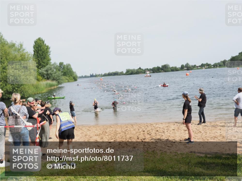 21.06.2025 - 27. Vierlanden-Triathlon MichiJ http://msf.ph/oto/8011737 15.06.2026 10:14:15 Schwimmen 482, 632 meine-sportfotos.de