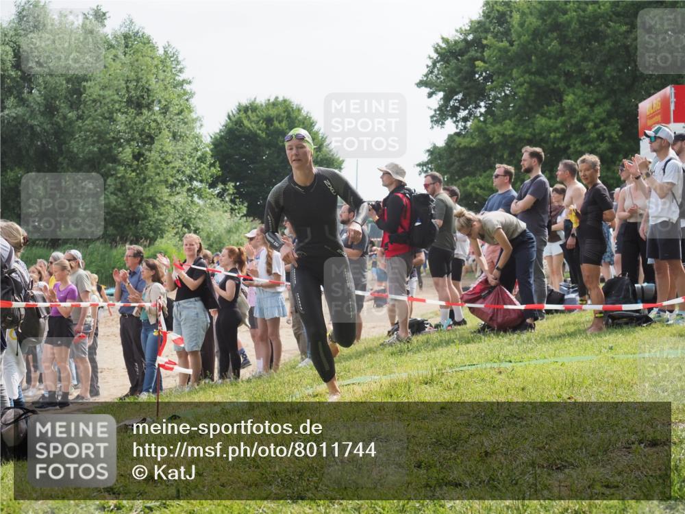 15.06.2025 - 27. Vierlanden-Triathlon KatJ http://msf.ph/oto/8011744 15.06.2025 10:13:46 Schwimmen 513, 545, 585, 622 meine-sportfotos.de