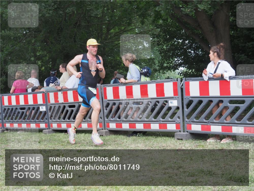 21.06.2025 - 27. Vierlanden-Triathlon KatJ http://msf.ph/oto/8011749 15.06.2025 13:06:50 Ziel 654 meine-sportfotos.de