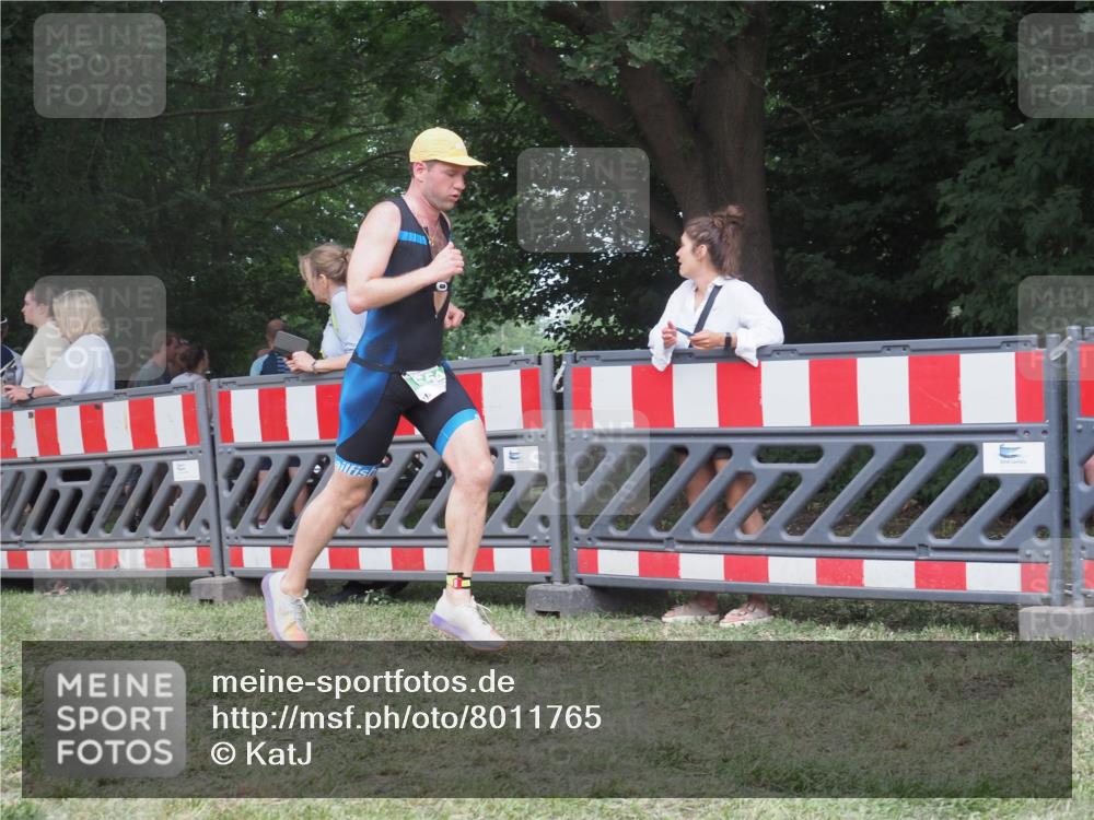 21.06.2025 - 27. Vierlanden-Triathlon KatJ http://msf.ph/oto/8011765 15.06.2025 13:06:50 Ziel 654 meine-sportfotos.de