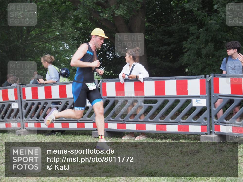 21.06.2025 - 27. Vierlanden-Triathlon KatJ http://msf.ph/oto/8011772 15.06.2025 13:06:50 Ziel 654 meine-sportfotos.de