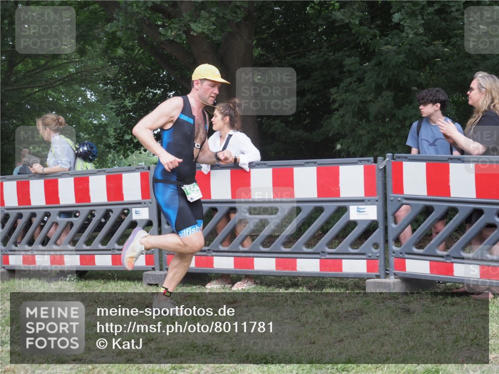 21.06.2025 - 27. Vierlanden-Triathlon KatJ http://msf.ph/oto/8011781 15.06.2025 13:06:50 Ziel 654 meine-sportfotos.de