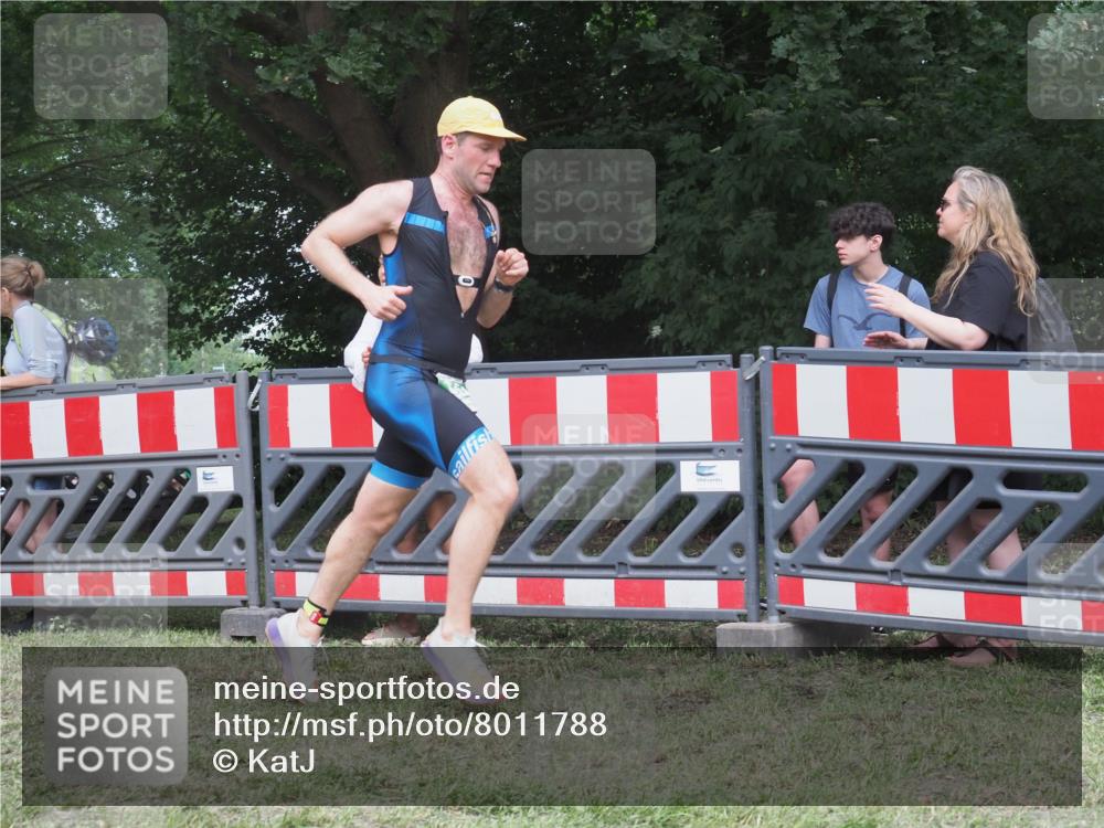 21.06.2025 - 27. Vierlanden-Triathlon KatJ http://msf.ph/oto/8011788 15.06.2025 13:06:50 Ziel 654 meine-sportfotos.de