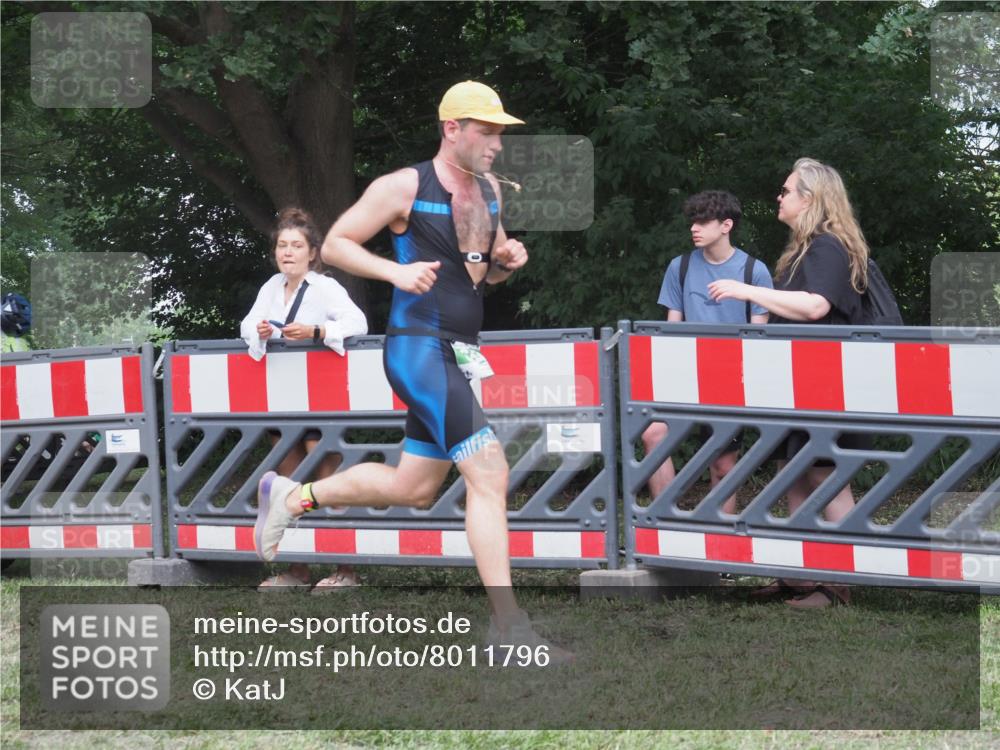 21.06.2025 - 27. Vierlanden-Triathlon KatJ http://msf.ph/oto/8011796 15.06.2025 13:06:50 Ziel 654 meine-sportfotos.de