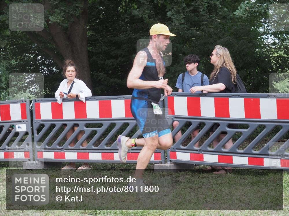 21.06.2025 - 27. Vierlanden-Triathlon KatJ http://msf.ph/oto/8011800 15.06.2025 13:06:51 Ziel 654 meine-sportfotos.de