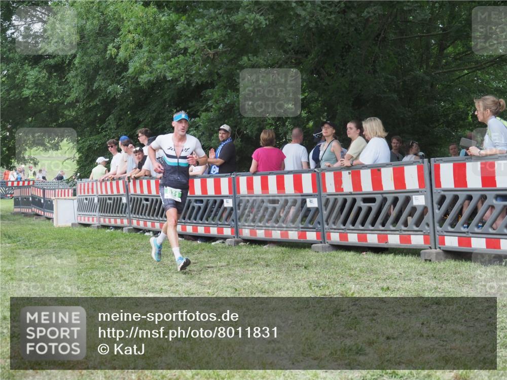 21.06.2025 - 27. Vierlanden-Triathlon KatJ http://msf.ph/oto/8011831 15.06.2025 13:07:19 Ziel 831 meine-sportfotos.de
