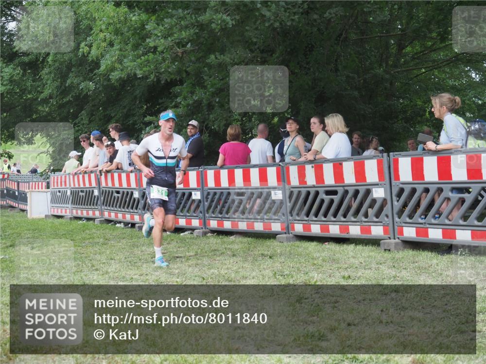 21.06.2025 - 27. Vierlanden-Triathlon KatJ http://msf.ph/oto/8011840 15.06.2025 13:07:19 Ziel 831 meine-sportfotos.de