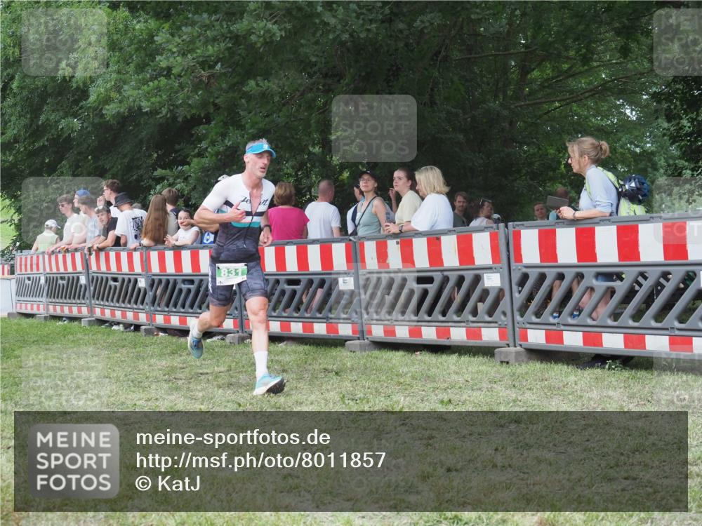 21.06.2025 - 27. Vierlanden-Triathlon KatJ http://msf.ph/oto/8011857 15.06.2025 13:07:19 Ziel 831 meine-sportfotos.de