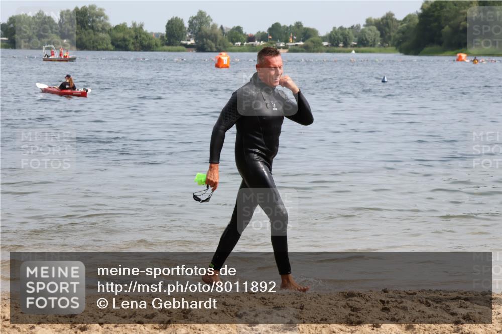 15.06.2025 - 27. Vierlanden-Triathlon Lena Gebhardt http://msf.ph/oto/8011892 15.06.2025 10:09:28 Schwimmen 421 meine-sportfotos.de