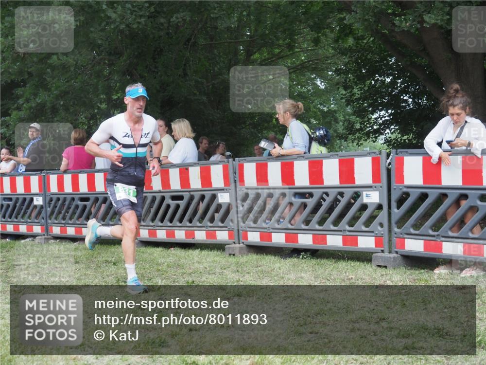 21.06.2025 - 27. Vierlanden-Triathlon KatJ http://msf.ph/oto/8011893 15.06.2025 13:07:20 Ziel 831 meine-sportfotos.de