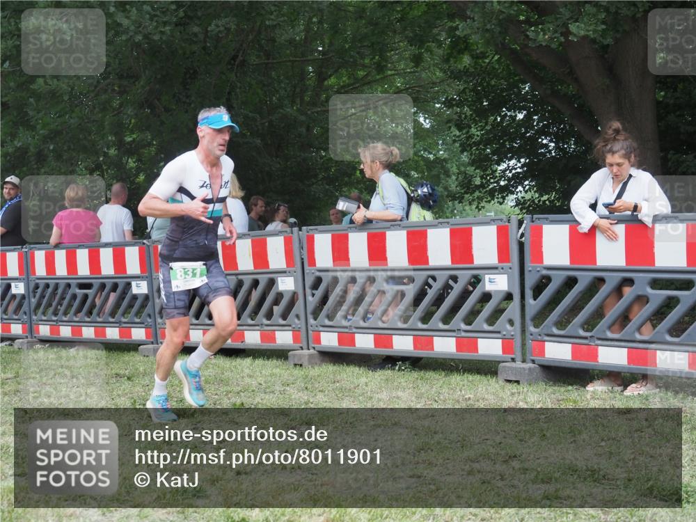 21.06.2025 - 27. Vierlanden-Triathlon KatJ http://msf.ph/oto/8011901 15.06.2025 13:07:20 Ziel 831 meine-sportfotos.de