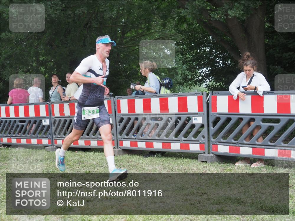 21.06.2025 - 27. Vierlanden-Triathlon KatJ http://msf.ph/oto/8011916 15.06.2025 13:07:20 Ziel 831 meine-sportfotos.de