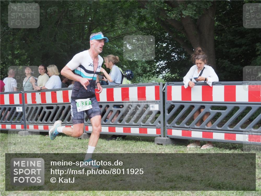 21.06.2025 - 27. Vierlanden-Triathlon KatJ http://msf.ph/oto/8011925 15.06.2025 13:07:20 Ziel 831 meine-sportfotos.de