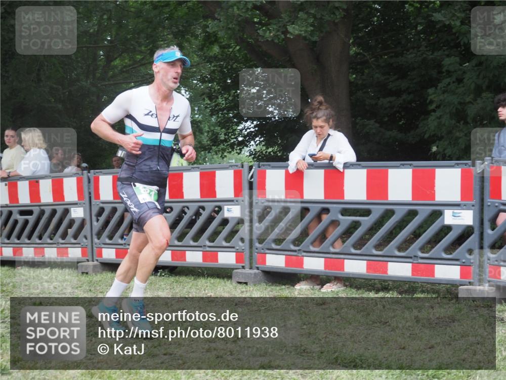 21.06.2025 - 27. Vierlanden-Triathlon KatJ http://msf.ph/oto/8011938 15.06.2025 13:07:20 Ziel 831 meine-sportfotos.de
