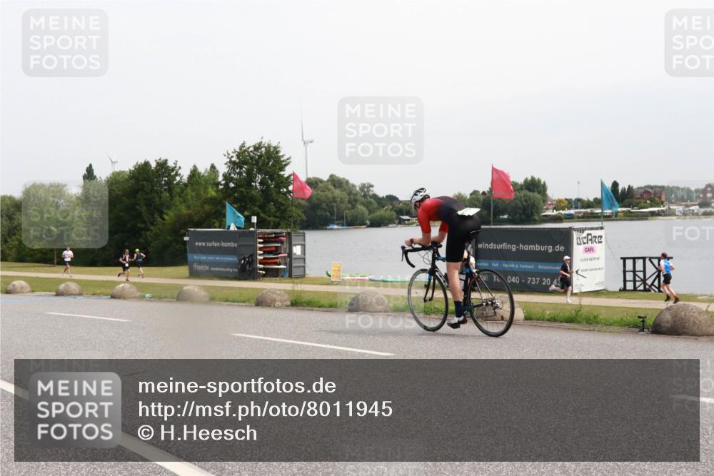 15.06.2025 - 27. Vierlanden-Triathlon H.Heesch http://msf.ph/oto/8011945 15.06.2025 11:05:12 Radfahren 231, 246, 588, 692, 733 meine-sportfotos.de