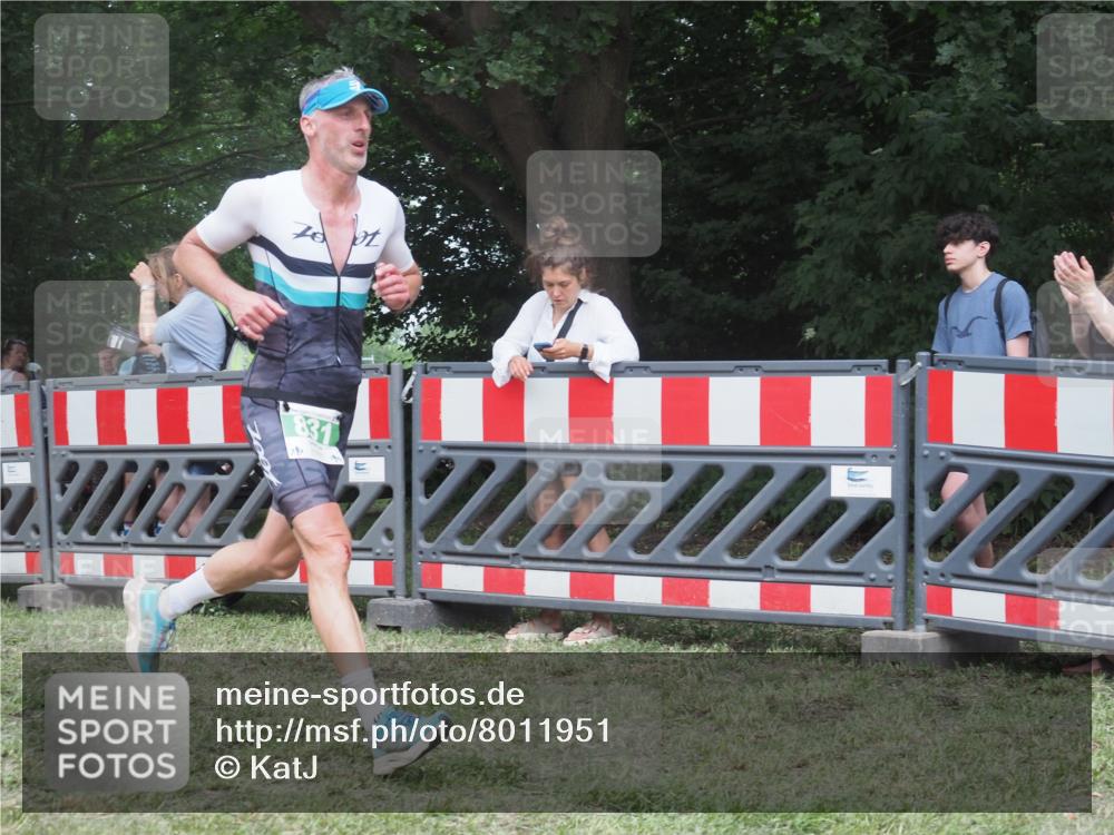 21.06.2025 - 27. Vierlanden-Triathlon KatJ http://msf.ph/oto/8011951 15.06.2025 13:07:20 Ziel 831 meine-sportfotos.de