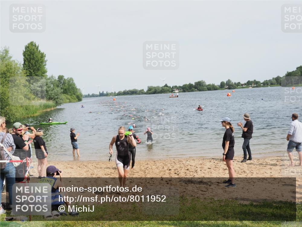 21.06.2025 - 27. Vierlanden-Triathlon MichiJ http://msf.ph/oto/8011952 15.06.2026 10:14:22 Schwimmen 482, 565, 618 meine-sportfotos.de