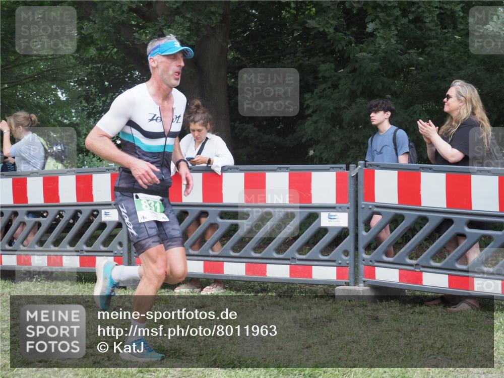 21.06.2025 - 27. Vierlanden-Triathlon KatJ http://msf.ph/oto/8011963 15.06.2025 13:07:20 Ziel 831 meine-sportfotos.de