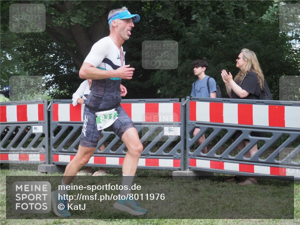 21.06.2025 - 27. Vierlanden-Triathlon KatJ http://msf.ph/oto/8011976 15.06.2025 13:07:20 Ziel 831 meine-sportfotos.de