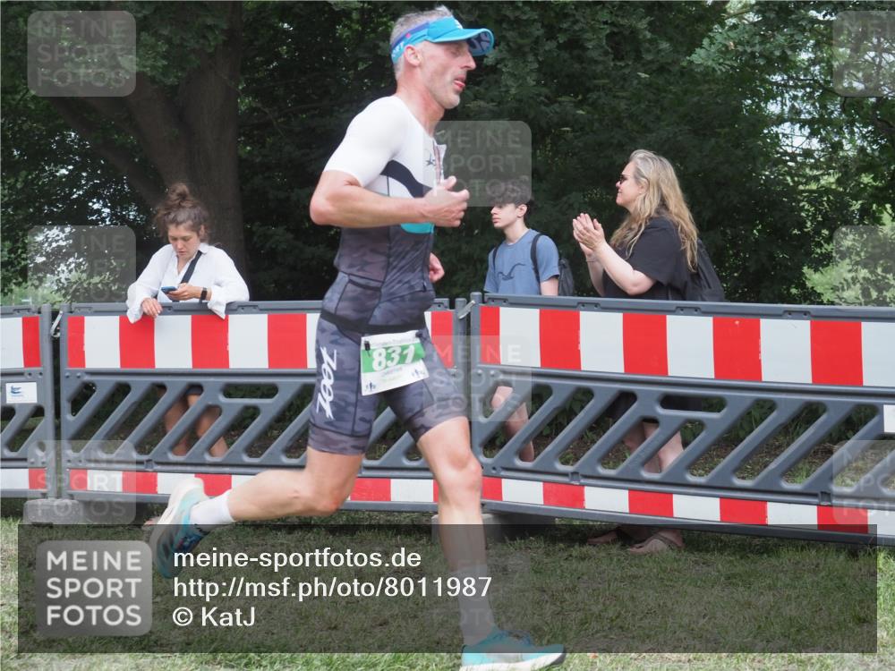 21.06.2025 - 27. Vierlanden-Triathlon KatJ http://msf.ph/oto/8011987 15.06.2025 13:07:21 Ziel 831 meine-sportfotos.de