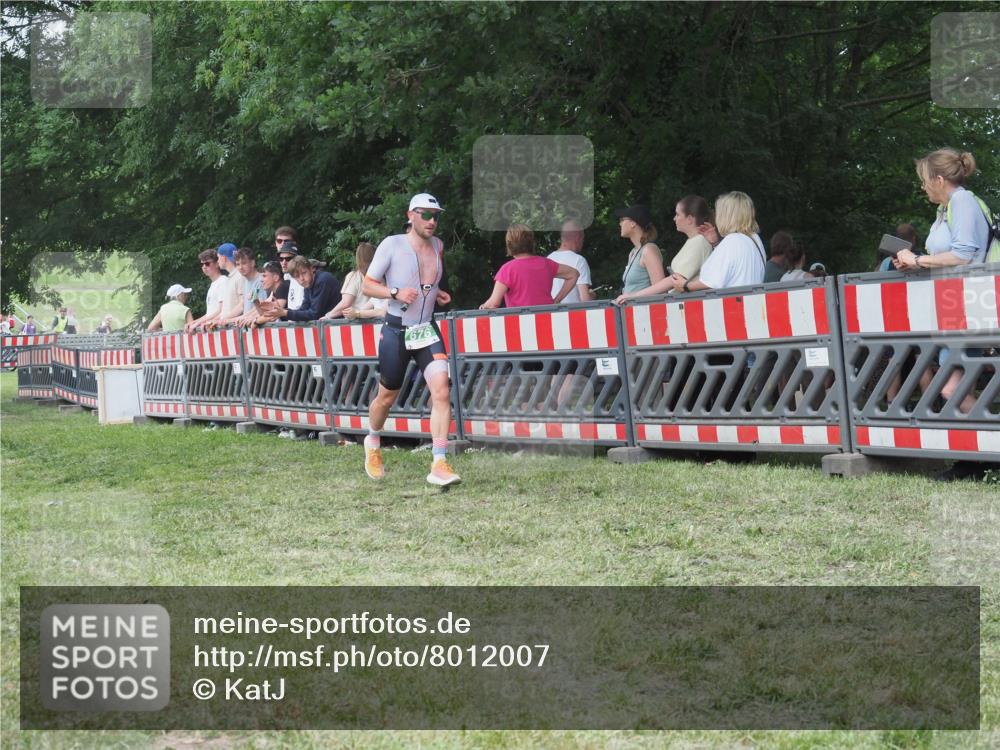 21.06.2025 - 27. Vierlanden-Triathlon KatJ http://msf.ph/oto/8012007 15.06.2025 13:07:36 Ziel 676 meine-sportfotos.de