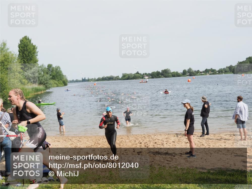 21.06.2025 - 27. Vierlanden-Triathlon MichiJ http://msf.ph/oto/8012040 15.06.2026 10:14:24 Schwimmen 482, 565, 618 meine-sportfotos.de