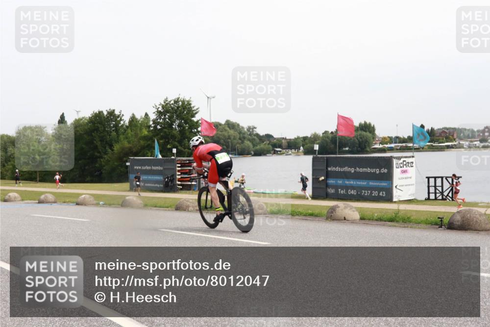 15.06.2025 - 27. Vierlanden-Triathlon H.Heesch http://msf.ph/oto/8012047 15.06.2025 11:06:04 Radfahren 569, 732 meine-sportfotos.de
