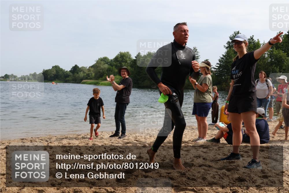 15.06.2025 - 27. Vierlanden-Triathlon Lena Gebhardt http://msf.ph/oto/8012049 15.06.2025 10:09:34 Schwimmen 421 meine-sportfotos.de