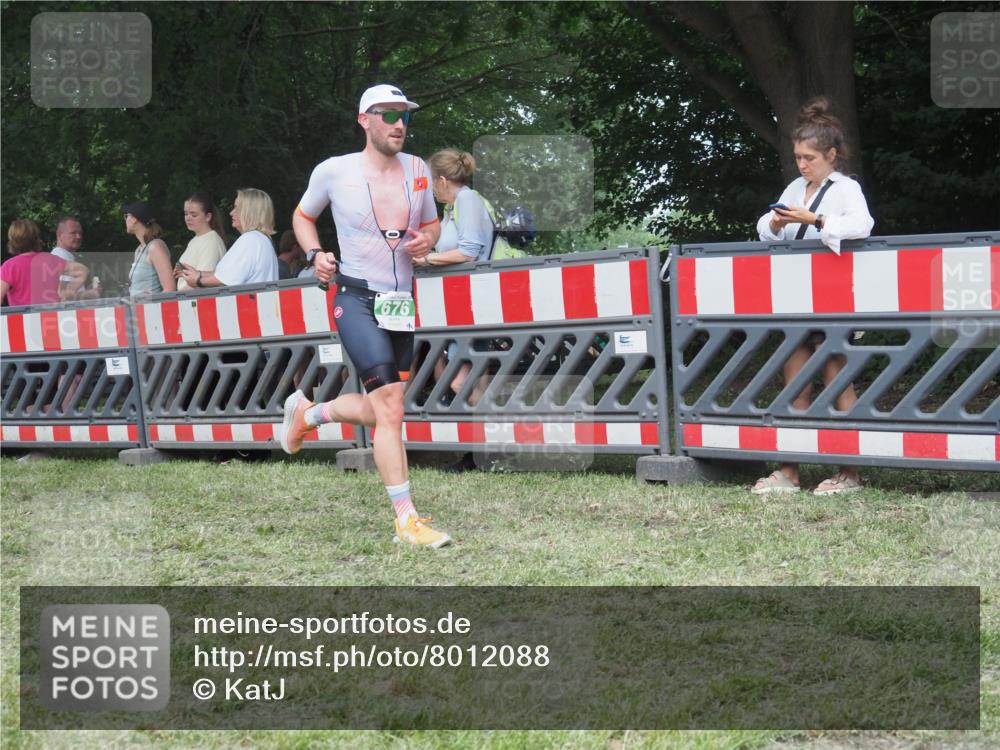 21.06.2025 - 27. Vierlanden-Triathlon KatJ http://msf.ph/oto/8012088 15.06.2025 13:07:37 Ziel 676 meine-sportfotos.de