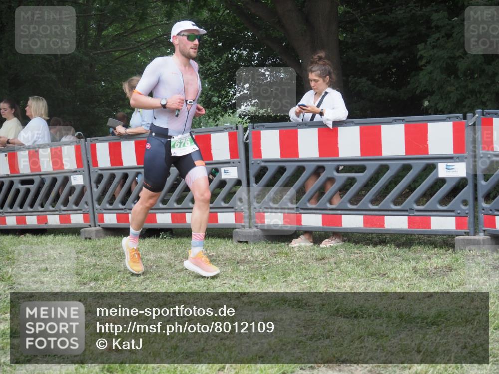 21.06.2025 - 27. Vierlanden-Triathlon KatJ http://msf.ph/oto/8012109 15.06.2025 13:07:37 Ziel 676 meine-sportfotos.de