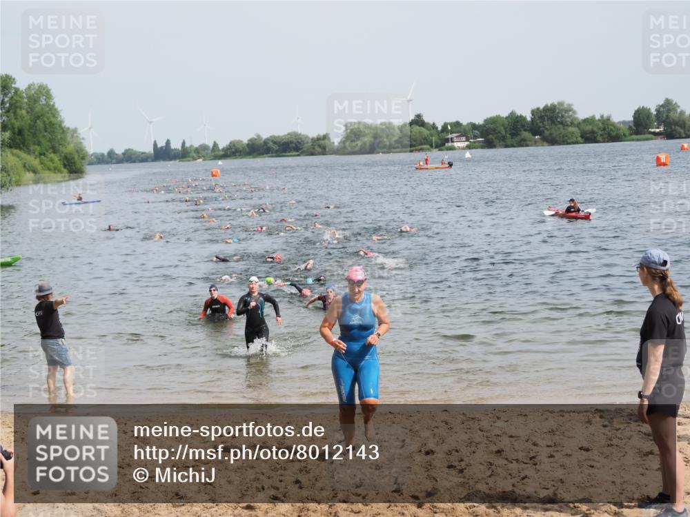 21.06.2025 - 27. Vierlanden-Triathlon MichiJ http://msf.ph/oto/8012143 15.06.2026 10:14:34 Schwimmen 565, 609, 615 meine-sportfotos.de