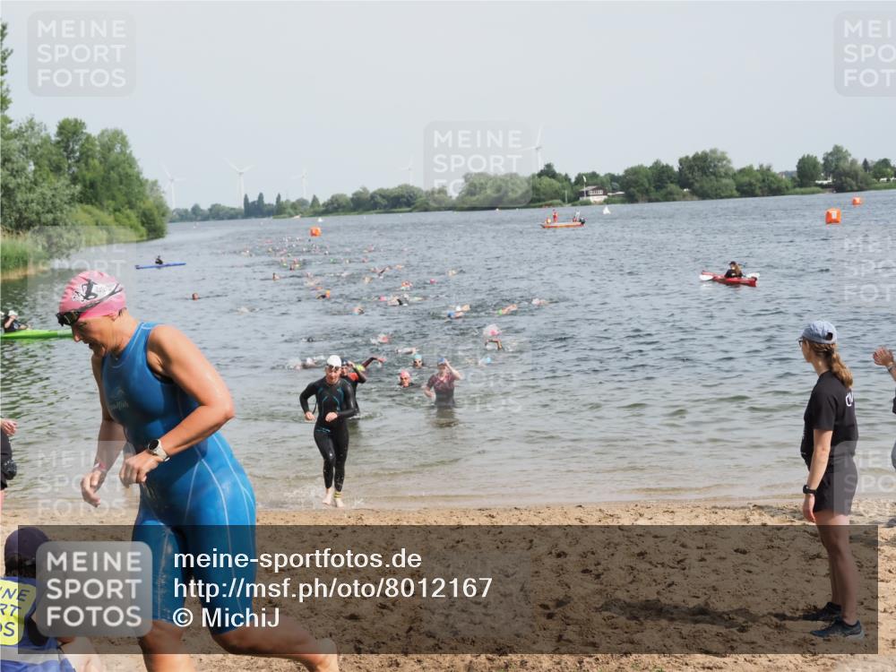 21.06.2025 - 27. Vierlanden-Triathlon MichiJ http://msf.ph/oto/8012167 15.06.2026 10:14:37 Schwimmen 546, 559, 609, 615 meine-sportfotos.de
