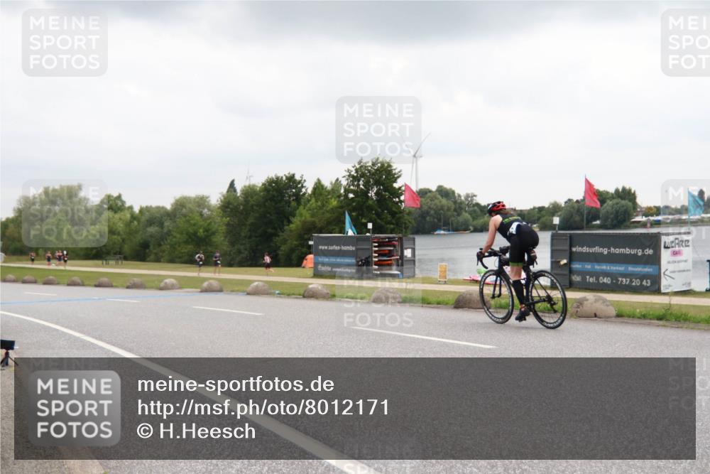 21.06.2025 - 27. Vierlanden-Triathlon H.Heesch http://msf.ph/oto/8012171 15.06.2025 13:17:19 Radfahren 1199, 1201 meine-sportfotos.de