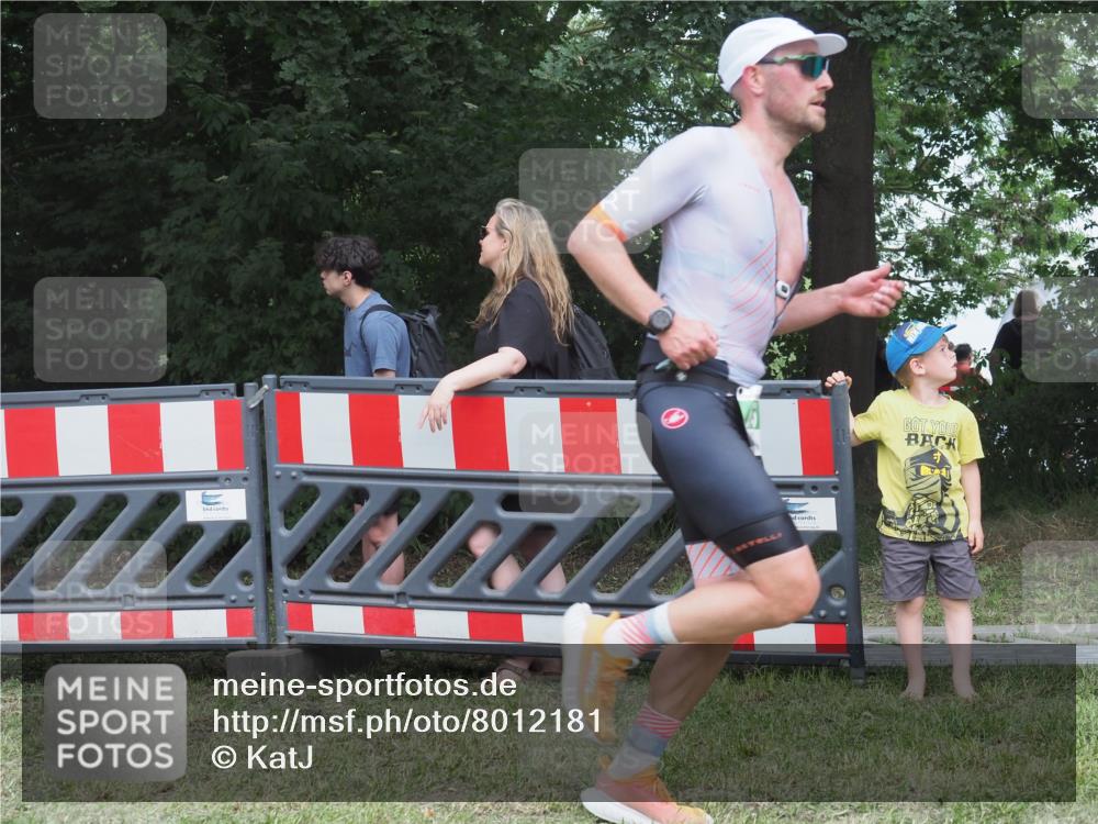 21.06.2025 - 27. Vierlanden-Triathlon KatJ http://msf.ph/oto/8012181 15.06.2025 13:07:38 Ziel 676 meine-sportfotos.de