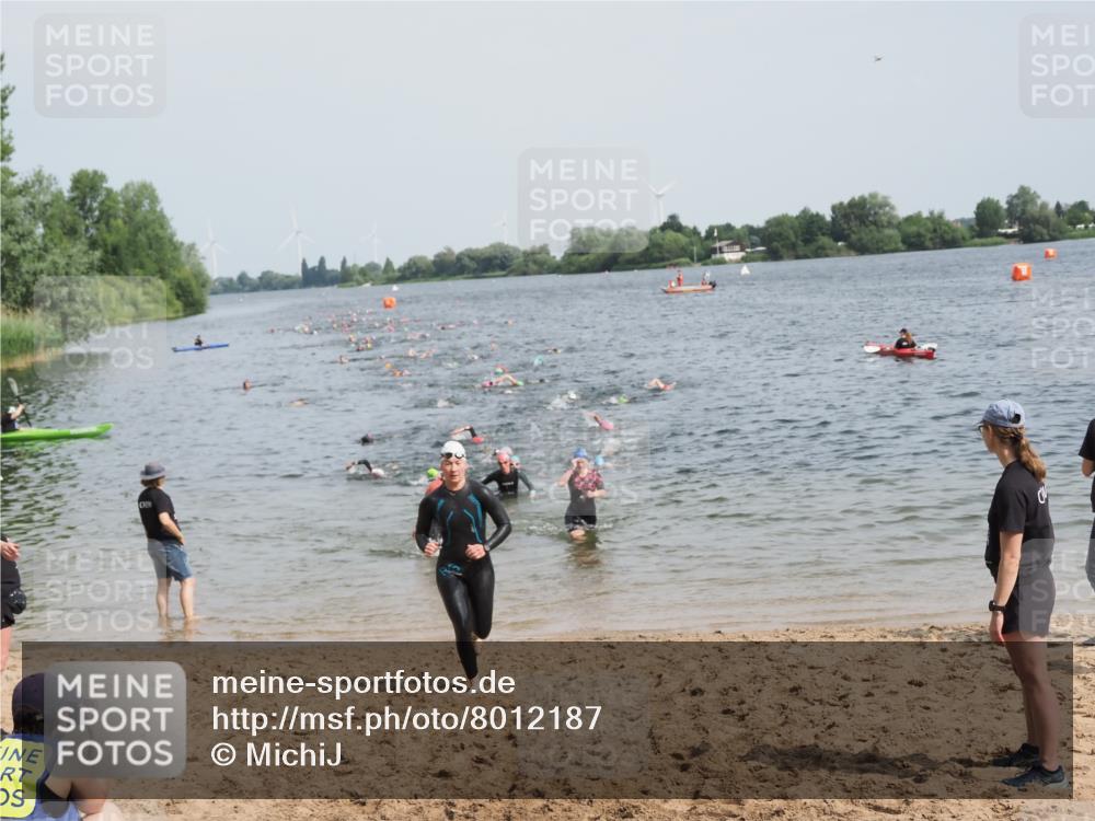 21.06.2025 - 27. Vierlanden-Triathlon MichiJ http://msf.ph/oto/8012187 15.06.2026 10:14:38 Schwimmen 546, 559, 609, 615 meine-sportfotos.de