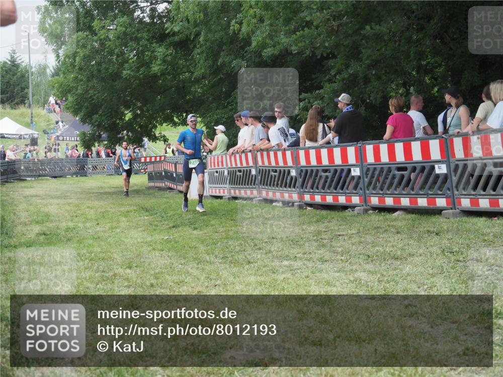 21.06.2025 - 27. Vierlanden-Triathlon KatJ http://msf.ph/oto/8012193 15.06.2025 13:08:22 Ziel 685, 740 meine-sportfotos.de