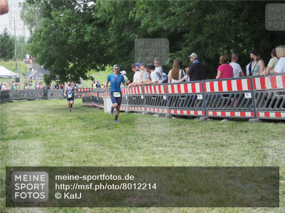 21.06.2025 - 27. Vierlanden-Triathlon KatJ http://msf.ph/oto/8012214 15.06.2025 13:08:23 Ziel 685, 740 meine-sportfotos.de