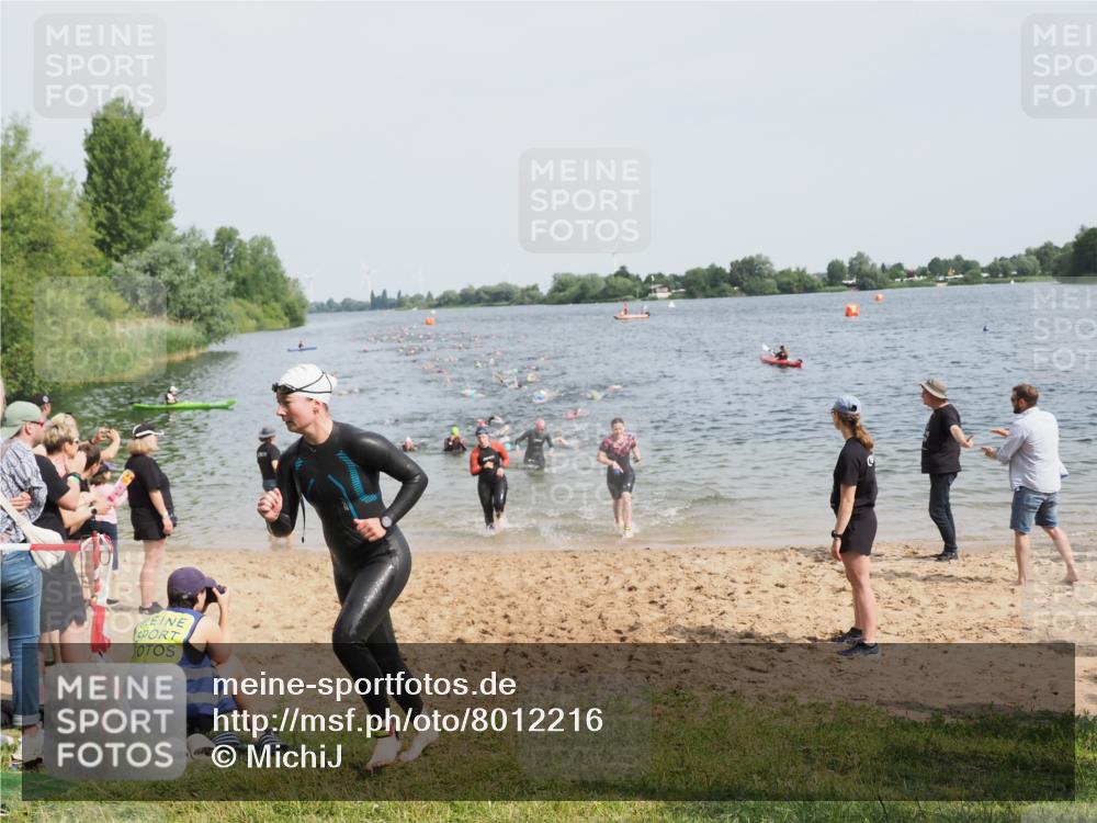 21.06.2025 - 27. Vierlanden-Triathlon MichiJ http://msf.ph/oto/8012216 15.06.2026 10:14:41 Schwimmen 546, 559, 609, 615 meine-sportfotos.de