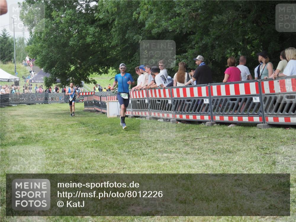 21.06.2025 - 27. Vierlanden-Triathlon KatJ http://msf.ph/oto/8012226 15.06.2025 13:08:23 Ziel 685, 740 meine-sportfotos.de