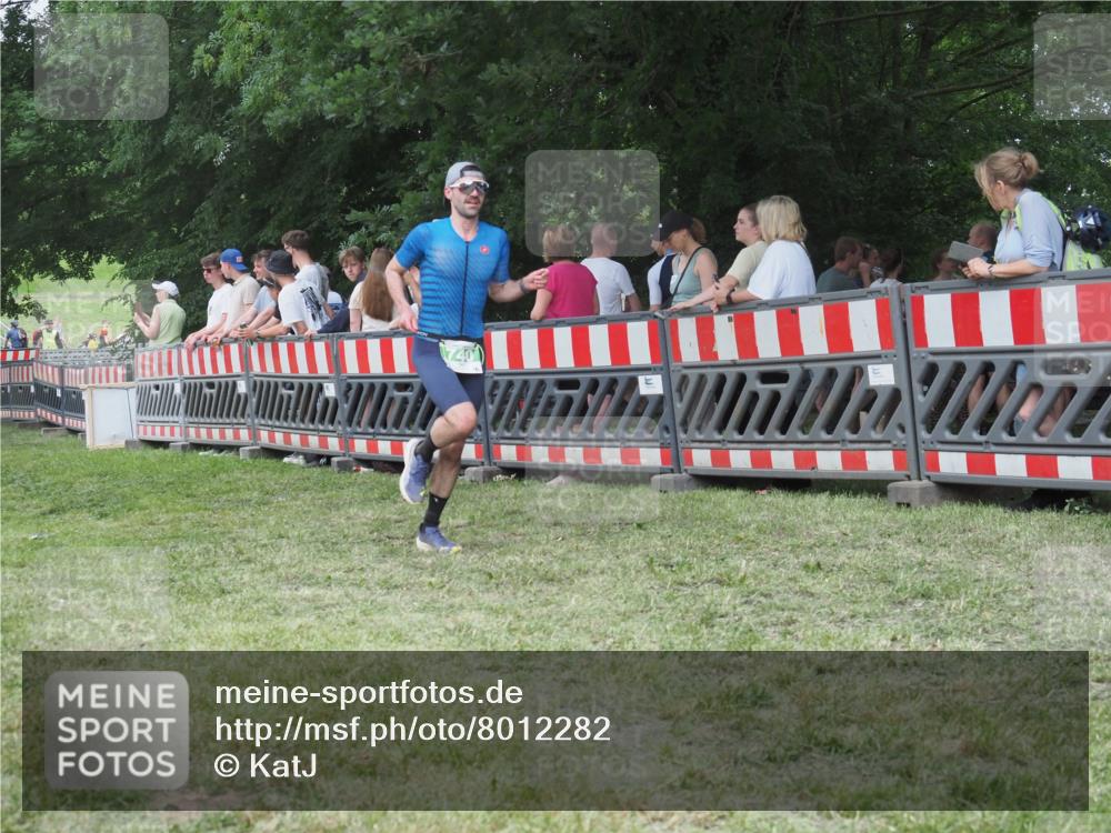 21.06.2025 - 27. Vierlanden-Triathlon KatJ http://msf.ph/oto/8012282 15.06.2025 13:08:24 Ziel 685, 740 meine-sportfotos.de