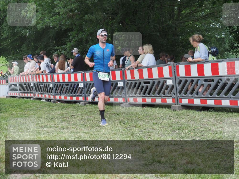 21.06.2025 - 27. Vierlanden-Triathlon KatJ http://msf.ph/oto/8012294 15.06.2025 13:08:24 Ziel 685, 740 meine-sportfotos.de