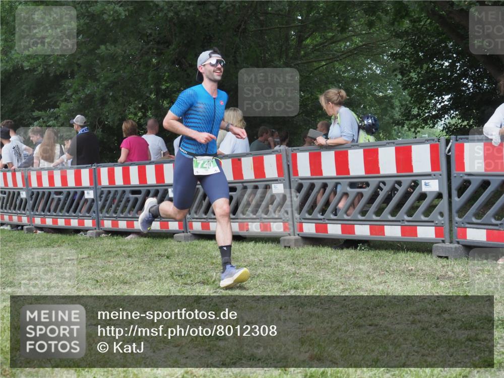 21.06.2025 - 27. Vierlanden-Triathlon KatJ http://msf.ph/oto/8012308 15.06.2025 13:08:25 Ziel 685, 740 meine-sportfotos.de