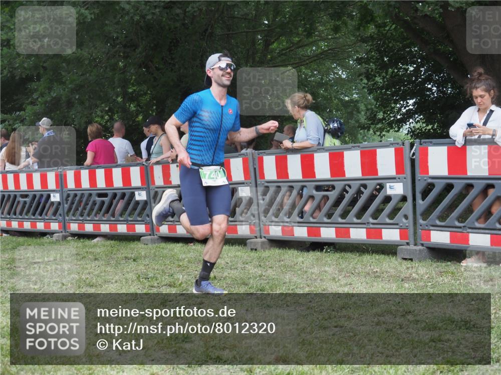 21.06.2025 - 27. Vierlanden-Triathlon KatJ http://msf.ph/oto/8012320 15.06.2025 13:08:25 Ziel 685, 740 meine-sportfotos.de