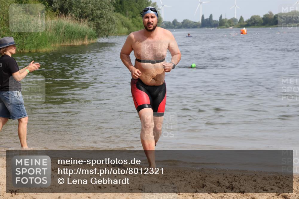 15.06.2025 - 27. Vierlanden-Triathlon Lena Gebhardt http://msf.ph/oto/8012321 15.06.2025 10:10:18 Schwimmen 417, 444 meine-sportfotos.de